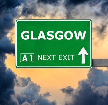 Glasgow yol işaret karşı mavi gökyüzü temizleyin