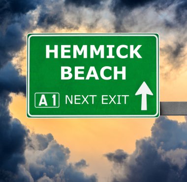 Hemmick Beach yol işaret karşı mavi gökyüzü temizleyin