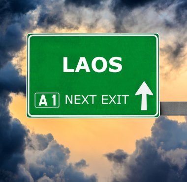 Laos yol işaret karşı mavi gökyüzü temizleyin