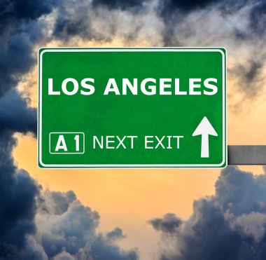 Los Angeles yol işaret karşı mavi gökyüzü temizleyin