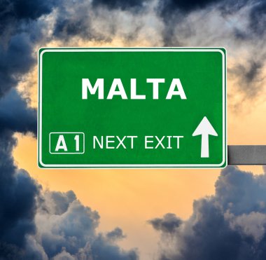 Malta yol işaret karşı mavi gökyüzü temizleyin