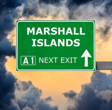 Marshall Adaları yol işaret karşı mavi gökyüzü temizleyin