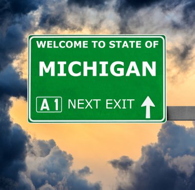 Michigan yol işaret karşı mavi gökyüzü temizleyin