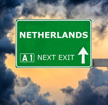 Mavi gökyüzü Hollanda yol işaret karşı temizleyin