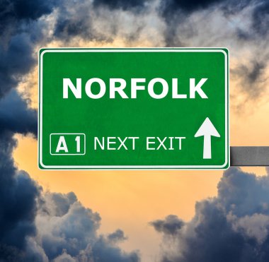 Norfolk yol işaret karşı mavi gökyüzü temizleyin