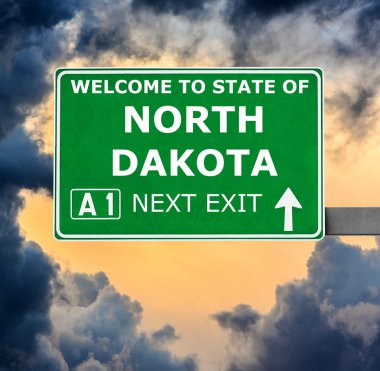 Kuzey Dakota yol işaret karşı mavi gökyüzü temizleyin