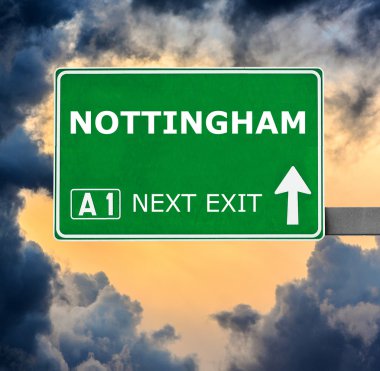 Nottingham yol işaret karşı mavi gökyüzü temizleyin