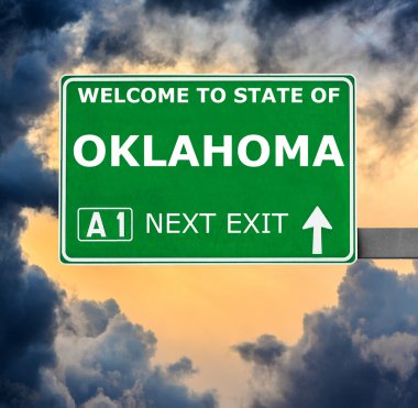 Oklahoma yol işaret karşı mavi gökyüzü temizleyin