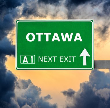Ottawa yol işaret karşı mavi gökyüzü temizleyin