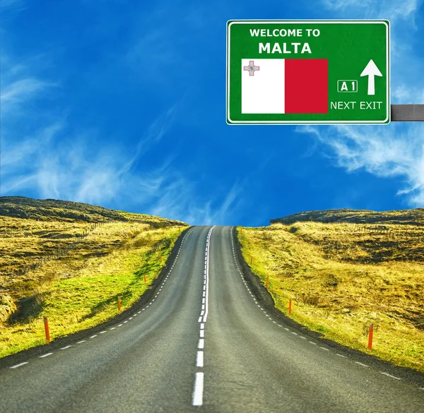 Malta yol işaret karşı mavi gökyüzü temizleyin