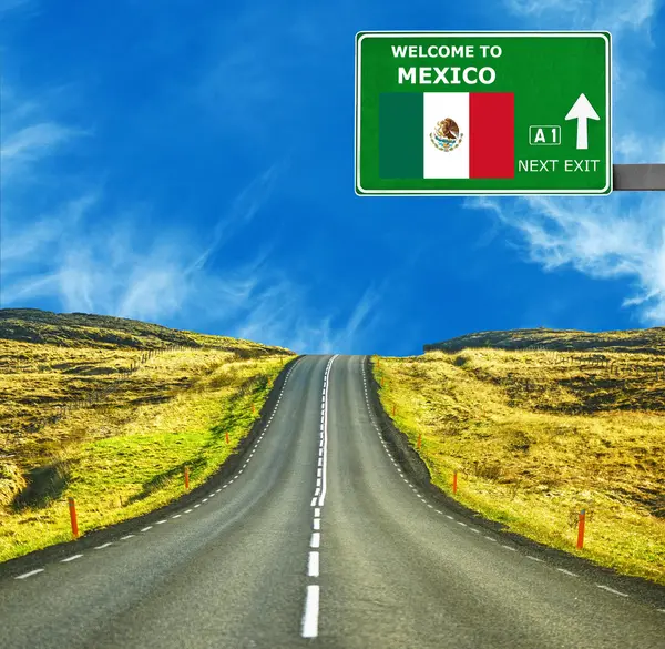 Meksika yol işaret karşı mavi gökyüzü temizleyin