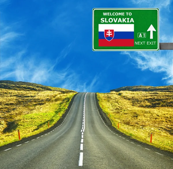 Зніміть Словаччини дорожній знак проти синього неба — стокове фото