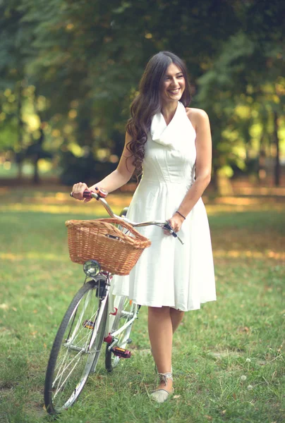 Piękna kobieta, Jeżdżenie rower w parku i cieszyć się pięknym su — Zdjęcie stockowe