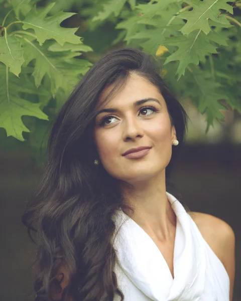 Portret van mooie jonge vrouw in de natuur — Stockfoto