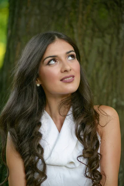 Portret van mooie jonge vrouw in de natuur — Stockfoto