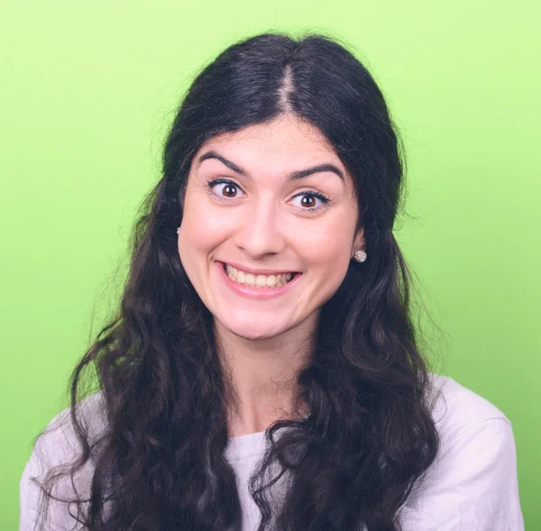 Portret van mooie jonge vrouw die lacht tegen groene CHTERGRO — Stockfoto