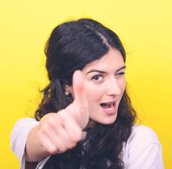 Retrato de mulher feliz com polegares para cima contra fundo amarelo — Fotografia de Stock