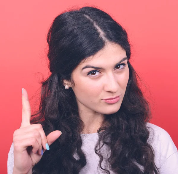 Portret van vrouw bedreigen met vinger gebaar tegen rode ba — Stockfoto