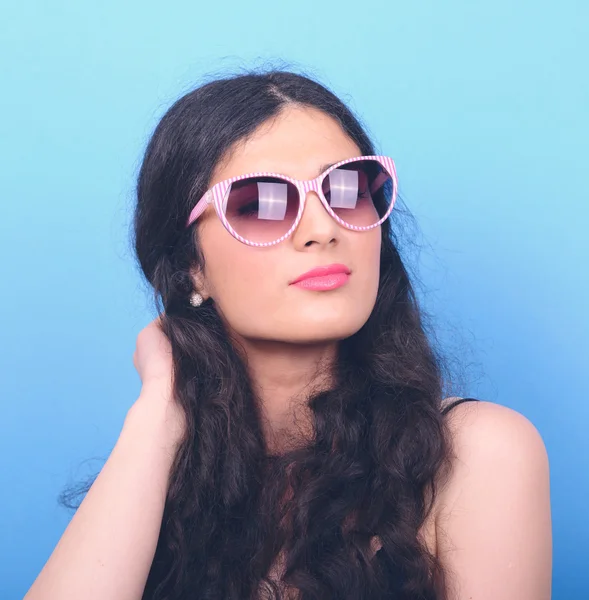 Portrait de femme avec des lunettes rétro sur fond bleu — Photo