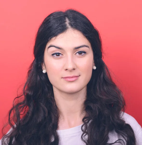 Retrato de mujer con mirada sensual sobre fondo rojo — Foto de Stock