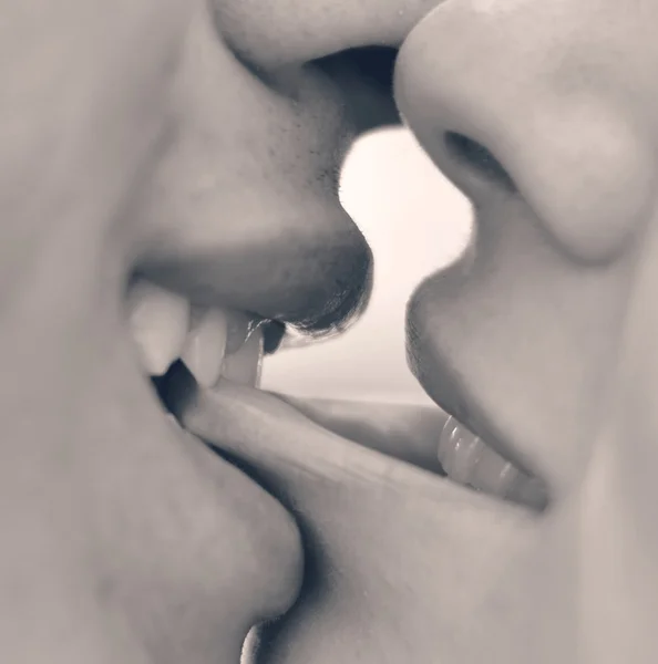 情侣接吻的微距照片 - 图库照片Alexis84#1206