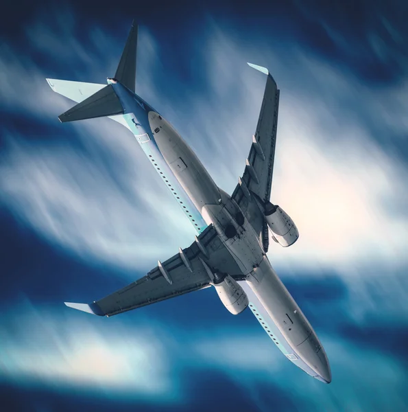 Passenger airplane falling from sky against stormy cloudscape — Stock Photo, Image