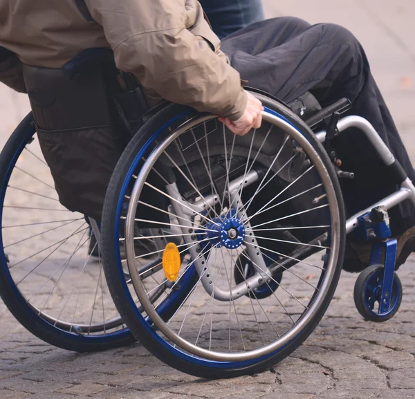 Man in een rolstoel — Stockfoto