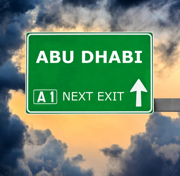 Abu Dhabi vägskylt mot klar blå himmel — Stockfoto