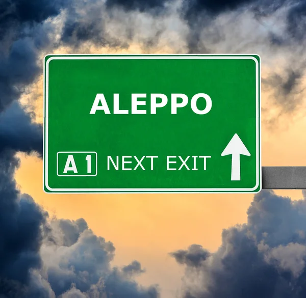 Znak drogowy Aleppo przeciwko jasne, Błękitne niebo — Zdjęcie stockowe