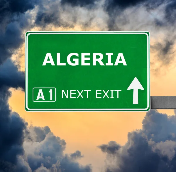 Algéria útjelzési ellen, tiszta kék ég — Stock Fotó