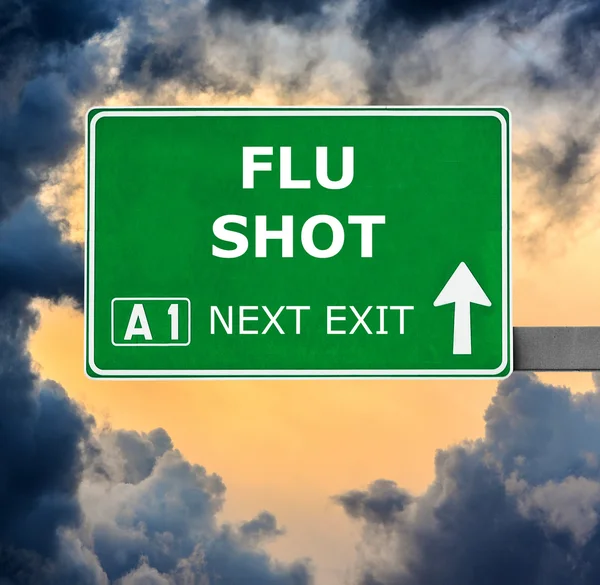 FLU SHOT cartello stradale contro cielo blu chiaro — Foto Stock