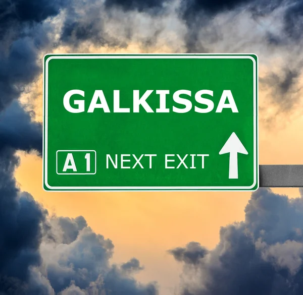 Galkissa Verkehrsschild gegen strahlend blauen Himmel — Stockfoto