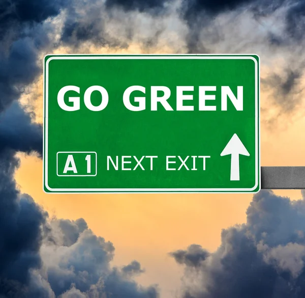 Πηγαίνετε πράσινο πινακίδα κατά σαφή μπλε ουρανό — Φωτογραφία Αρχείου