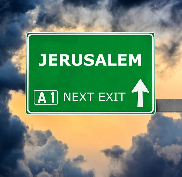 Jerusalem Verkehrsschild gegen strahlend blauen Himmel — Stockfoto