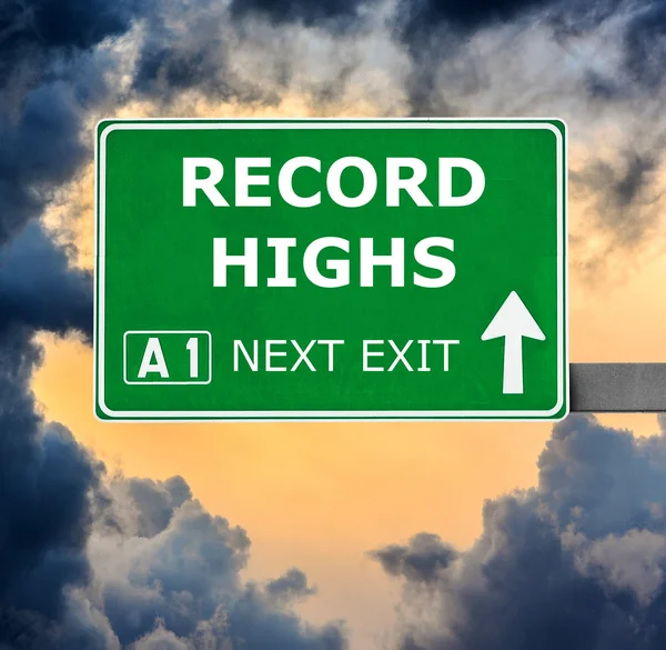 Дорожній знак RECORD HIGHS на тлі чистого блакитного неба — стокове фото