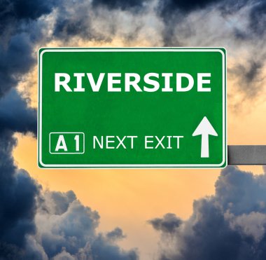 Riverside yol işaret karşı mavi gökyüzü temizleyin