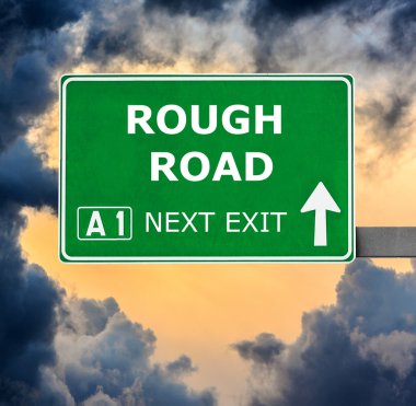 Zor yol yol işaret karşı mavi gökyüzü temizleyin