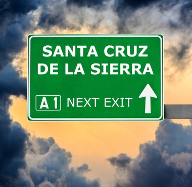 Santa Cruz De La Sierra yol işaret karşı mavi gökyüzü temizleyin