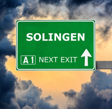 Solingen yol işaret karşı mavi gökyüzü temizleyin