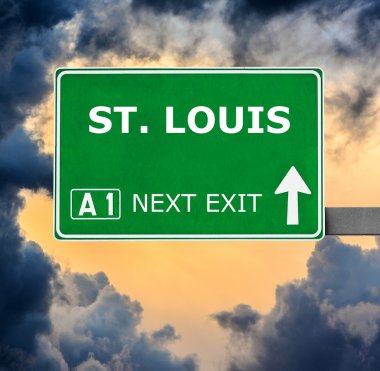 St. Louis yol işaret karşı mavi gökyüzü temizleyin