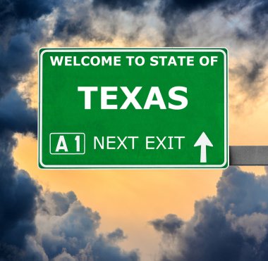 Texas yol işaret karşı mavi gökyüzü temizleyin