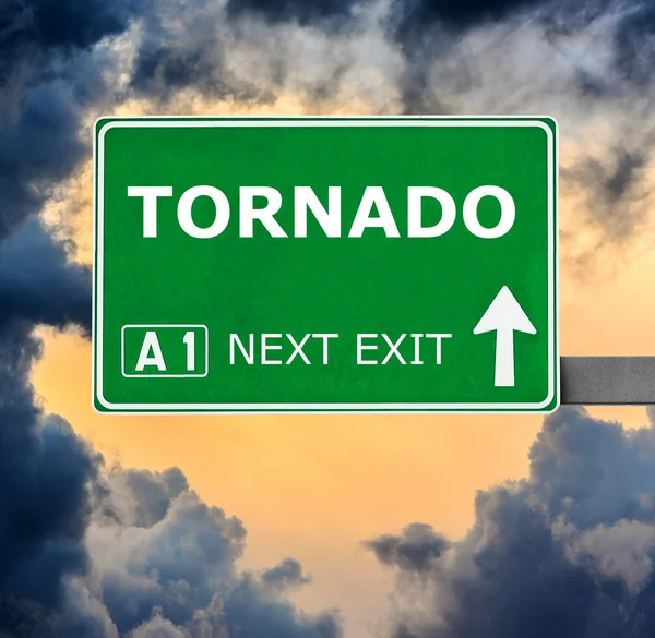 Зніміть торнадо дорожній знак проти синього неба — стокове фото