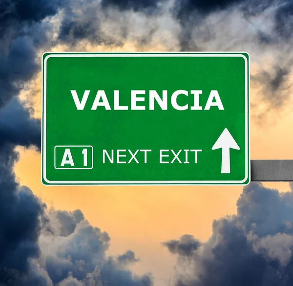 Valencia verkeersbord tegen duidelijke blauwe hemel — Stockfoto