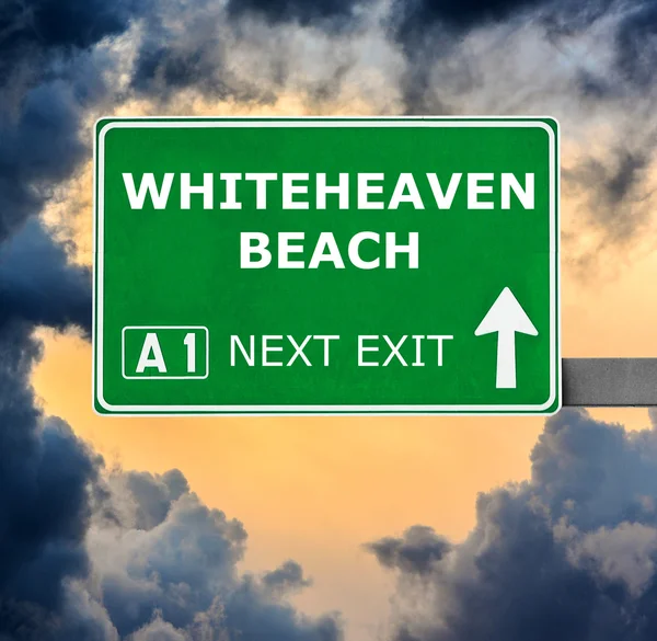 WHITEHEAVEN BEACH señal de tráfico contra el cielo azul claro — Foto de Stock