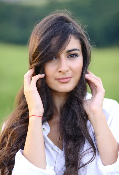 Portrait of beautiful young woman in nature — Stock Photo, Image