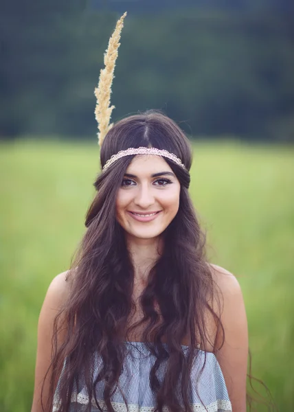 Retrato de una hermosa joven en la naturaleza — Foto de Stock