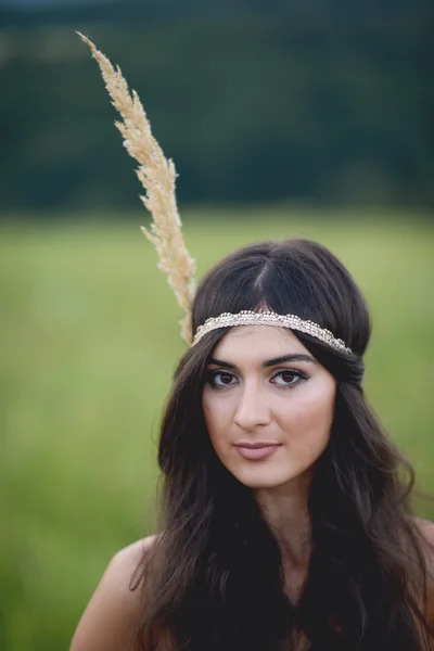 Portrait de belle jeune femme dans la nature — Photo