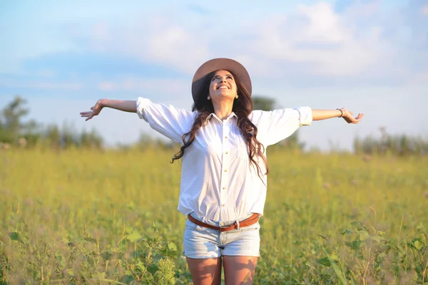 Chica disfrutando de la naturaleza en el campo en un hermoso día de verano — Foto de Stock