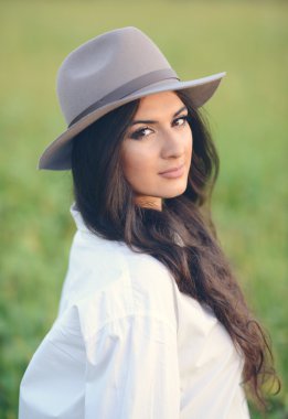 doğanın güzel genç kadın portresi