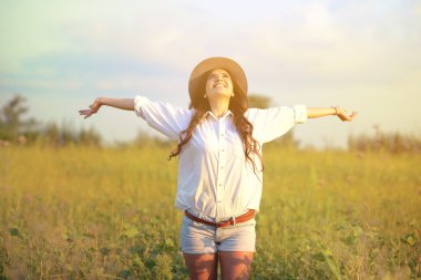 Sahada doğanın keyfini bir güzel yaz gününde kız